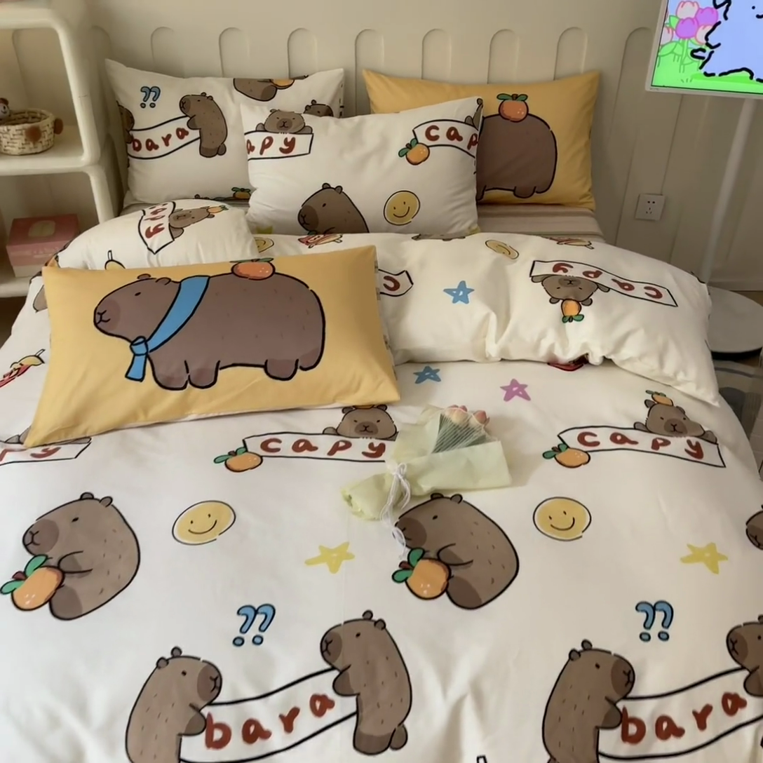 91家纺网 家纺一手货源 找家纺 呗旺鹿  2024新款舒适亲肤全棉40支大平网定位枕萌趣印花卡通四件套 卡皮巴拉