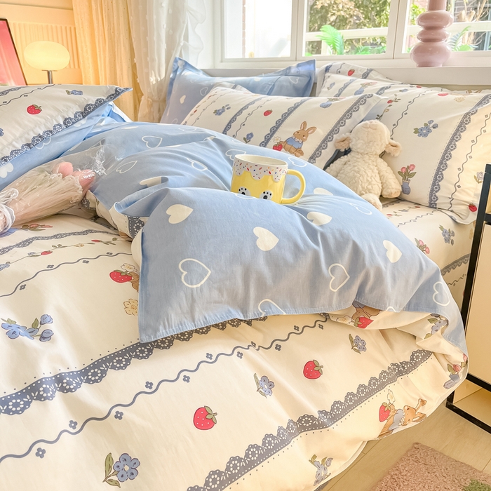 91家纺网 家纺一手货源 找家纺 铭成家纺 2024新款新疆棉喷气印花小清新系列四件套 草莓花期