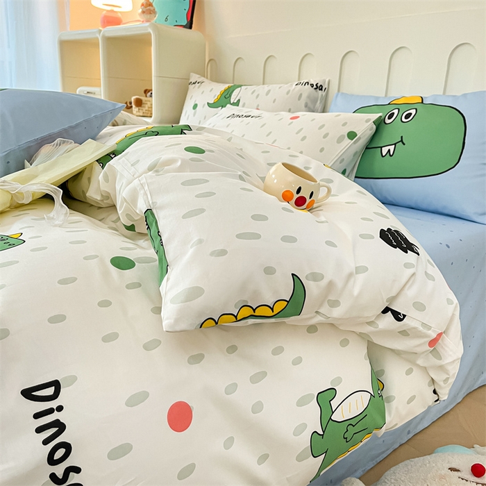 91家纺网 家纺一手货源 找家纺 呗旺鹿  2024新款舒适亲肤全棉40支大平网定位枕萌趣印花卡通四件套 恐龙点点