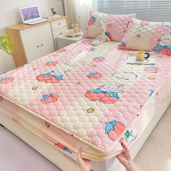 91家纺网 家纺一手货源 找家纺 九亭家纺 2024新款A类抗菌全棉夹棉防水床笠 防水-草莓萌兔