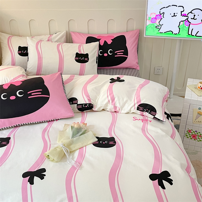 91家纺网 家纺一手货源 找家纺 呗旺鹿  2024新款舒适亲肤全棉40支大平网定位枕萌趣印花卡通四件套 小黑猫