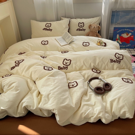 91家纺网 家纺一手货源 找家纺 红嘴企鹅 2025新款全棉卡通毛巾绣四件套 小熊白咖-纯棉