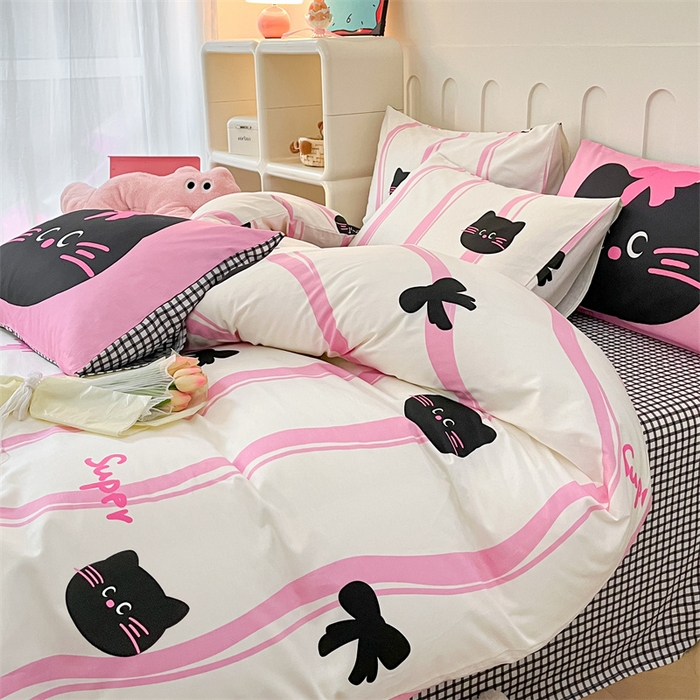 91家纺网 家纺一手货源 找家纺 呗旺鹿  2024新款舒适亲肤全棉40支大平网定位枕萌趣印花卡通四件套 小黑猫