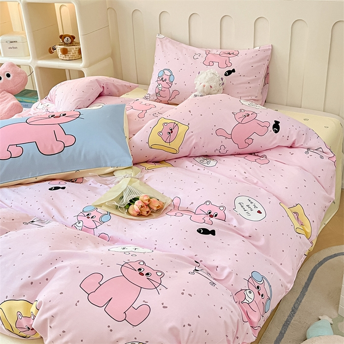 91家纺网 家纺一手货源 找家纺 呗旺鹿  2024新款舒适亲肤全棉40支大平网定位枕萌趣印花卡通四件套 捉鱼猫