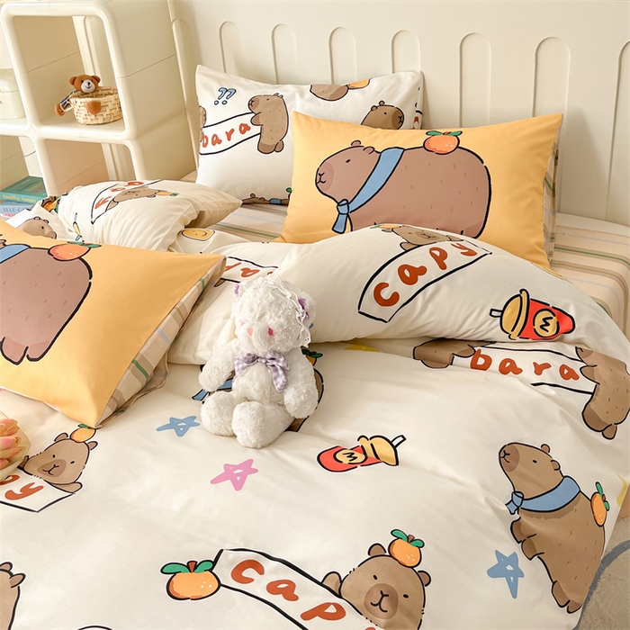 91家纺网 家纺一手货源 找家纺 呗旺鹿  2024新款舒适亲肤全棉40支大平网定位枕萌趣印花卡通四件套 卡皮巴拉