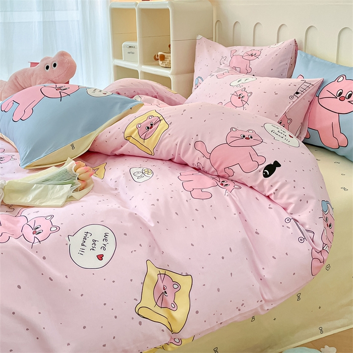 91家纺网 家纺一手货源 找家纺 呗旺鹿  2024新款舒适亲肤全棉40支大平网定位枕萌趣印花卡通四件套 捉鱼猫