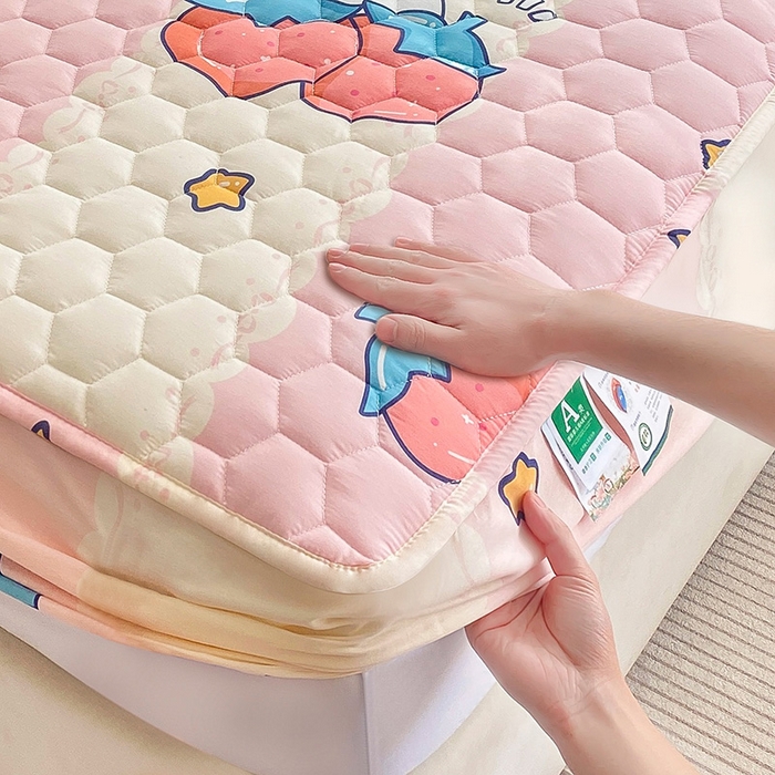 91家纺网 家纺一手货源 找家纺 九亭家纺 2024新款A类抗菌全棉夹棉防水床笠 防水-草莓萌兔