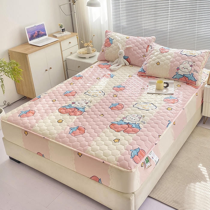 91家纺网 家纺一手货源 找家纺 九亭家纺 2024新款A类抗菌全棉夹棉防水床笠 防水-草莓萌兔