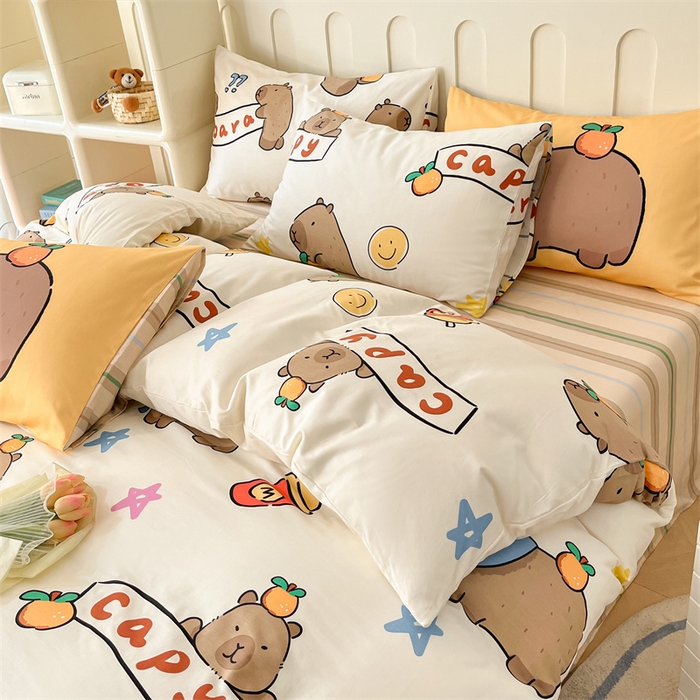 91家纺网 家纺一手货源 找家纺 呗旺鹿  2024新款舒适亲肤全棉40支大平网定位枕萌趣印花卡通四件套 卡皮巴拉