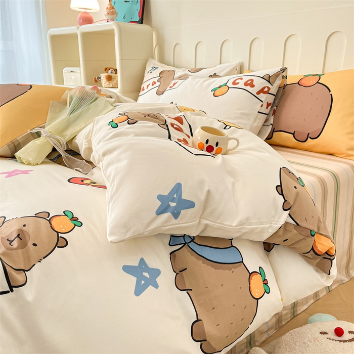 91家纺网 家纺一手货源 找家纺 呗旺鹿  2024新款舒适亲肤全棉40支大平网定位枕萌趣印花卡通四件套 卡皮巴拉