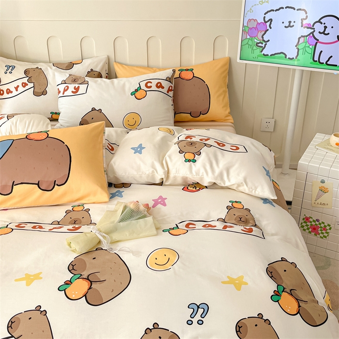 91家纺网 家纺一手货源 找家纺 呗旺鹿  2024新款舒适亲肤全棉40支大平网定位枕萌趣印花卡通四件套 卡皮巴拉