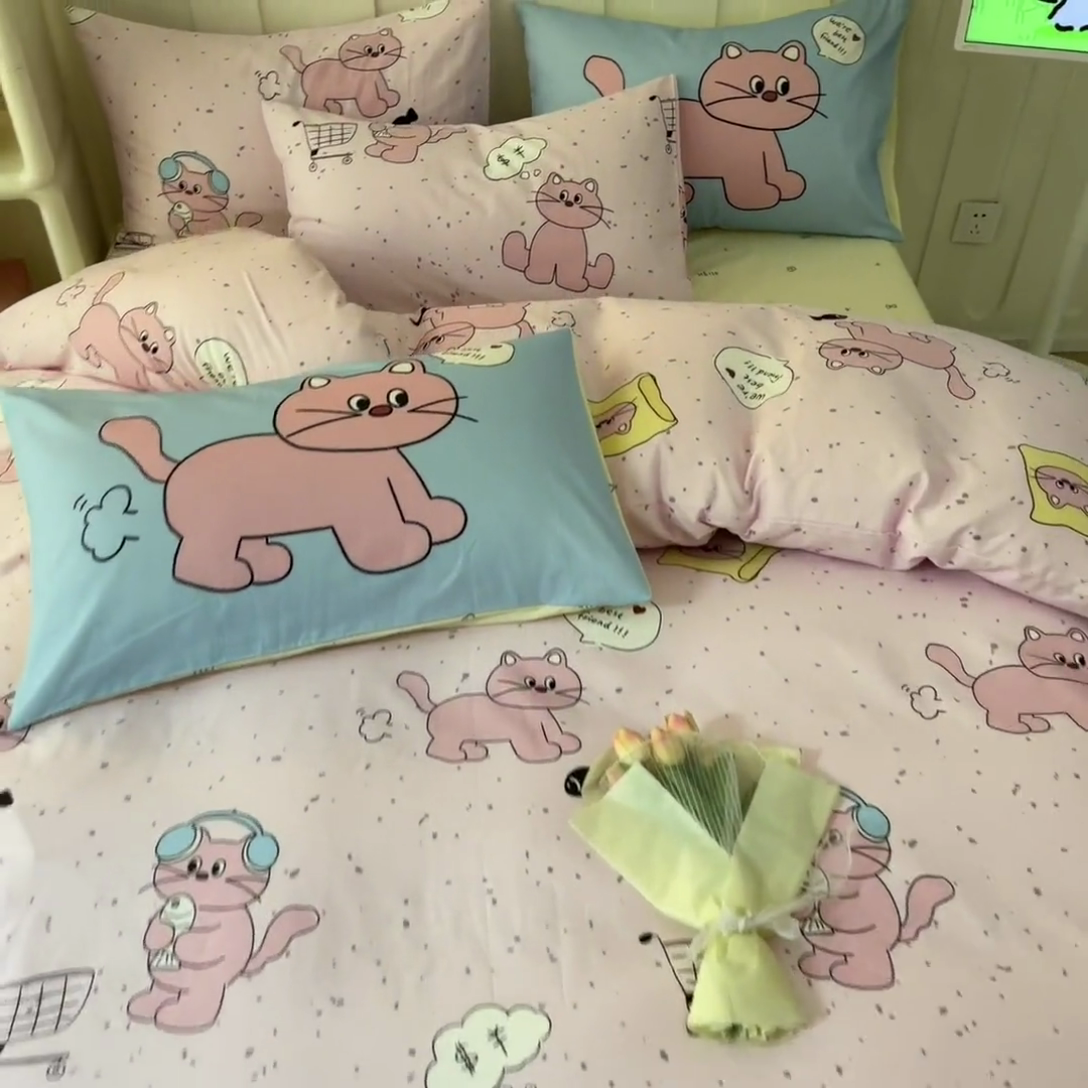 91家纺网 家纺一手货源 找家纺 呗旺鹿  2024新款舒适亲肤全棉40支大平网定位枕萌趣印花卡通四件套 捉鱼猫