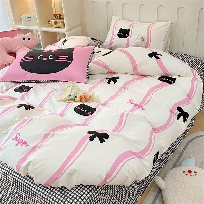 91家纺网 家纺一手货源 找家纺 呗旺鹿  2024新款舒适亲肤全棉40支大平网定位枕萌趣印花卡通四件套 小黑猫