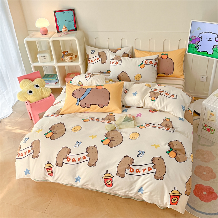 91家纺网 家纺一手货源 找家纺 呗旺鹿  2024新款舒适亲肤全棉40支大平网定位枕萌趣印花卡通四件套 卡皮巴拉