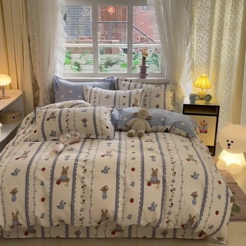 91家纺网 家纺一手货源 找家纺 铭成家纺 2024新款新疆棉喷气印花小清新系列四件套 草莓花期