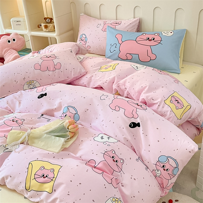 91家纺网 家纺一手货源 找家纺 呗旺鹿  2024新款舒适亲肤全棉40支大平网定位枕萌趣印花卡通四件套 捉鱼猫