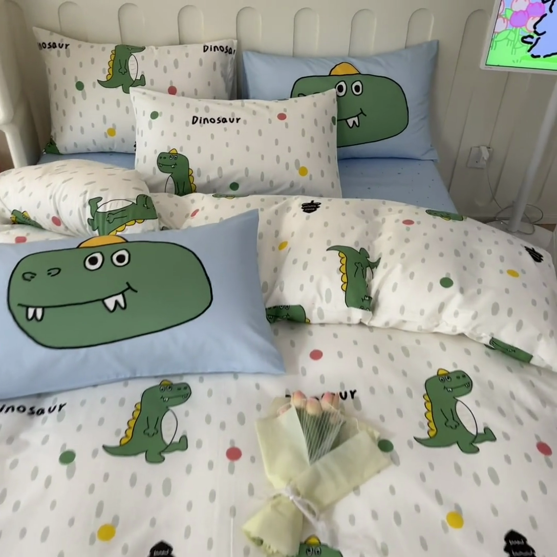 91家纺网 家纺一手货源 找家纺 呗旺鹿  2024新款舒适亲肤全棉40支大平网定位枕萌趣印花卡通四件套 恐龙点点