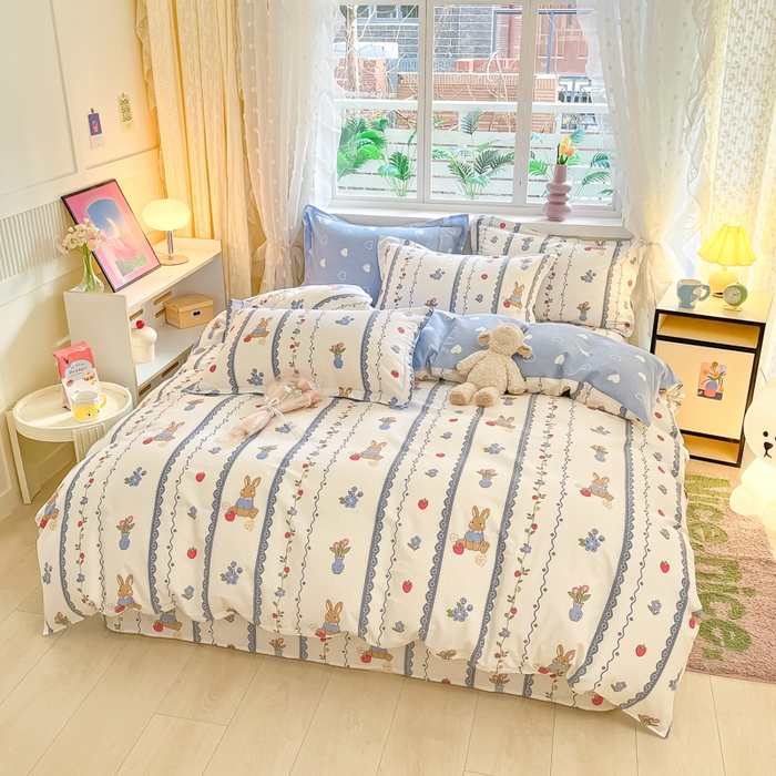 91家纺网 家纺一手货源 找家纺 铭成家纺 2024新款新疆棉喷气印花小清新系列四件套 草莓花期