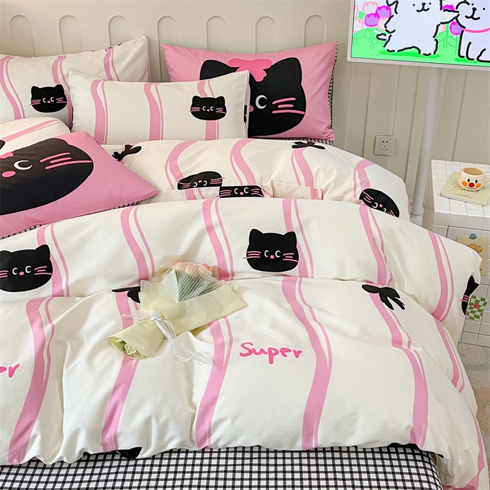 91家纺网 家纺一手货源 找家纺 呗旺鹿  2024新款舒适亲肤全棉40支大平网定位枕萌趣印花卡通四件套 小黑猫