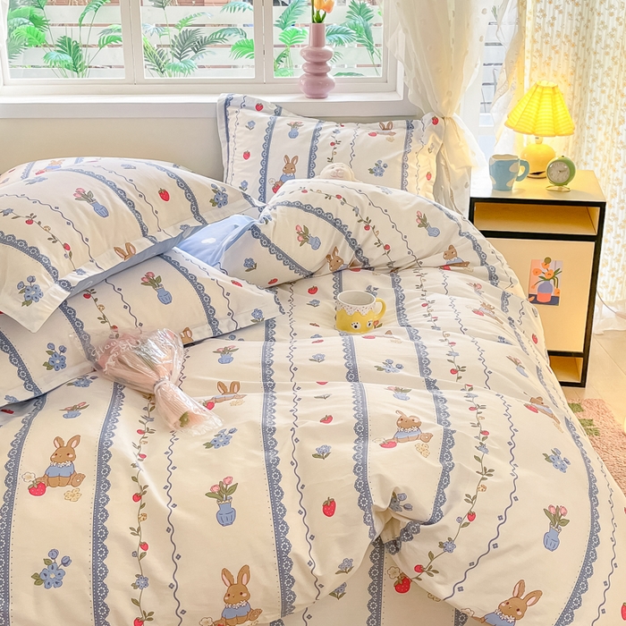 91家纺网 家纺一手货源 找家纺 铭成家纺 2024新款新疆棉喷气印花小清新系列四件套 草莓花期