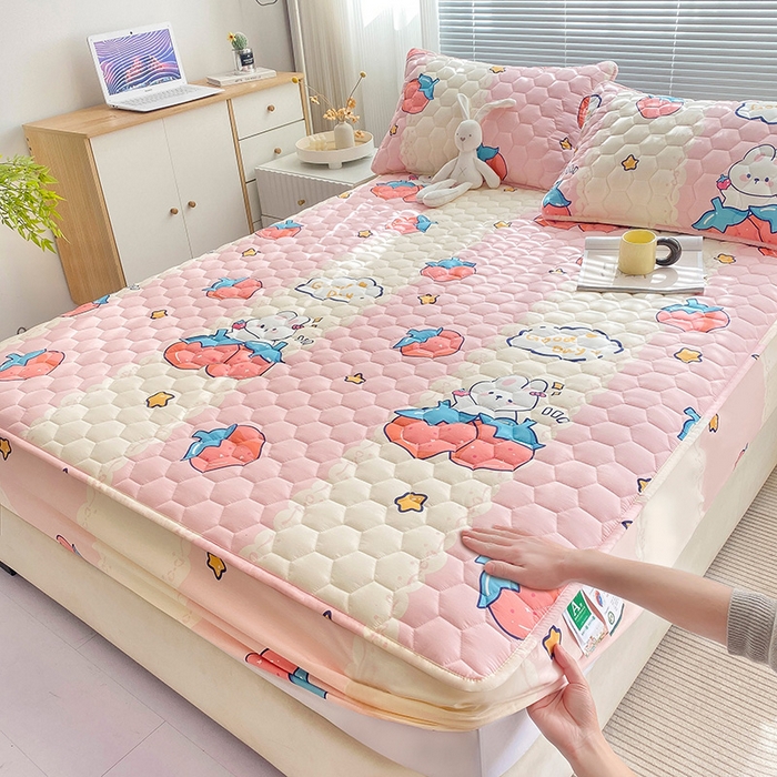 91家纺网 家纺一手货源 找家纺 九亭家纺 2024新款A类抗菌全棉夹棉防水床笠 防水-草莓萌兔