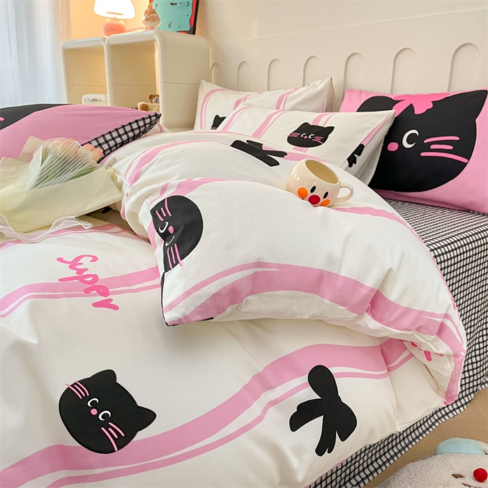 91家纺网 家纺一手货源 找家纺 呗旺鹿  2024新款舒适亲肤全棉40支大平网定位枕萌趣印花卡通四件套 小黑猫