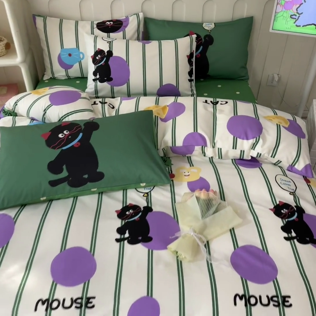 91家纺网 家纺一手货源 找家纺 呗旺鹿  2024新款舒适亲肤全棉40支大平网定位枕萌趣印花卡通四件套 猫咪精灵