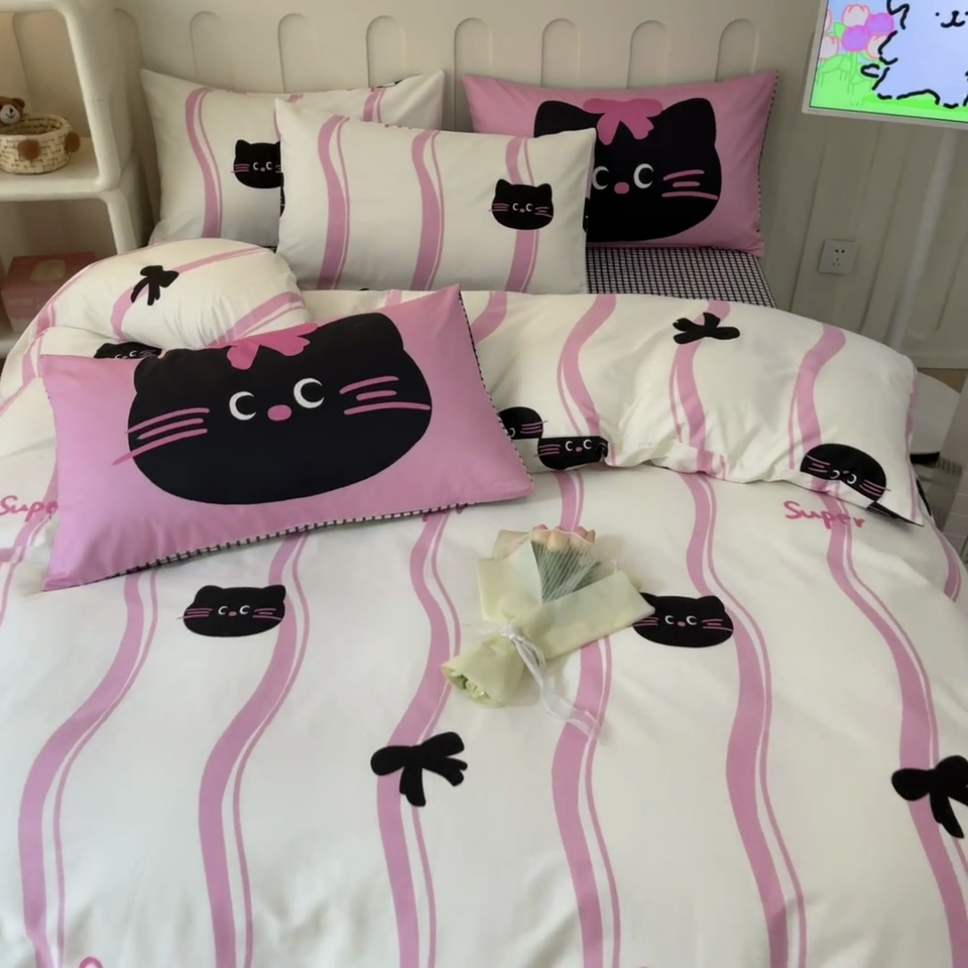 91家纺网 家纺一手货源 找家纺 呗旺鹿  2024新款舒适亲肤全棉40支大平网定位枕萌趣印花卡通四件套 小黑猫