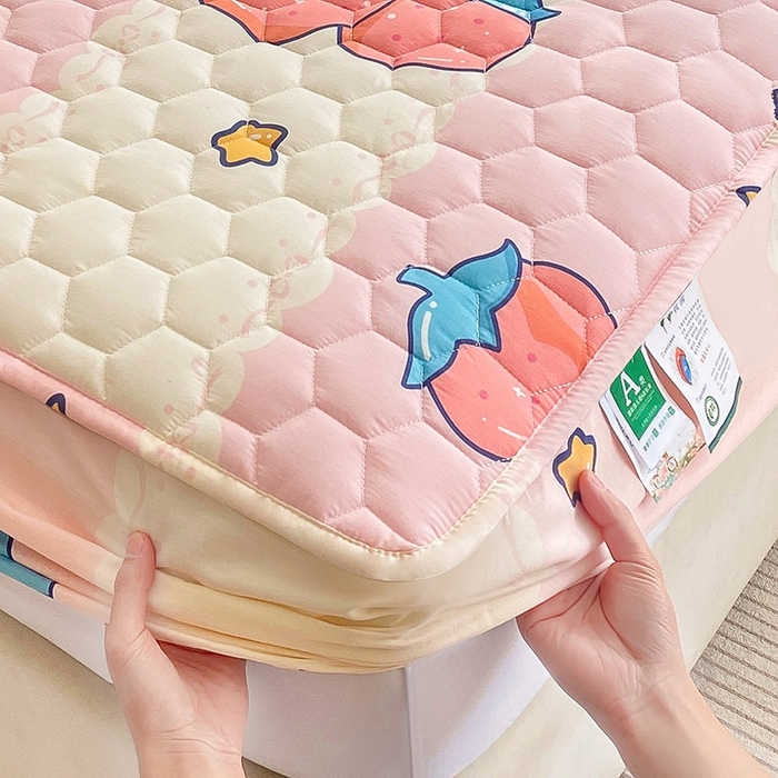 91家纺网 家纺一手货源 找家纺 九亭家纺 2024新款A类抗菌全棉夹棉防水床笠 防水-草莓萌兔