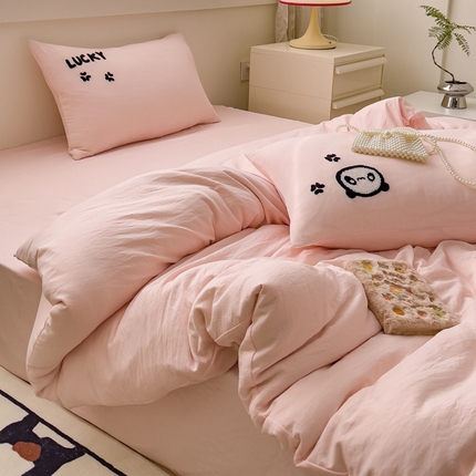 91家纺网 家纺一手货源 找家纺 梦嘉居 2024新款直播热款A类ins风多巴胺色超柔亲肤磨毛纯色水洗棉毛巾绣套件-四件套 幸运熊猫-公主粉