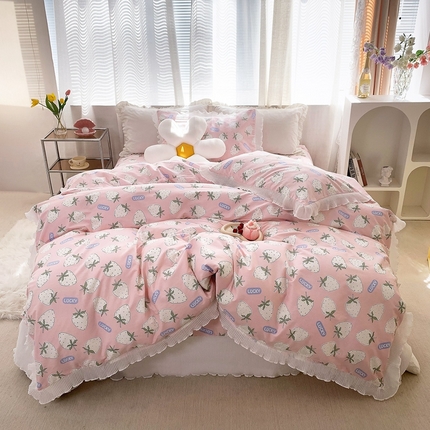 91家纺网 家纺一手货源 找家纺 舒居家纺 2024新款13070全棉花边被套单品 白草莓