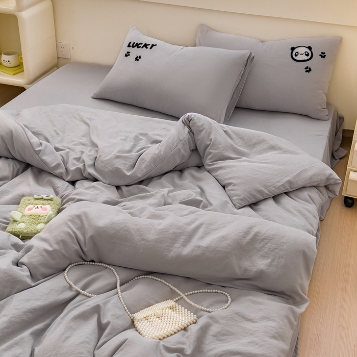 91家纺网 家纺一手货源 找家纺 梦嘉居 2024新款直播热款A类ins风多巴胺色超柔亲肤磨毛纯色水洗棉毛巾绣套件-单床笠 幸运熊猫-太空灰