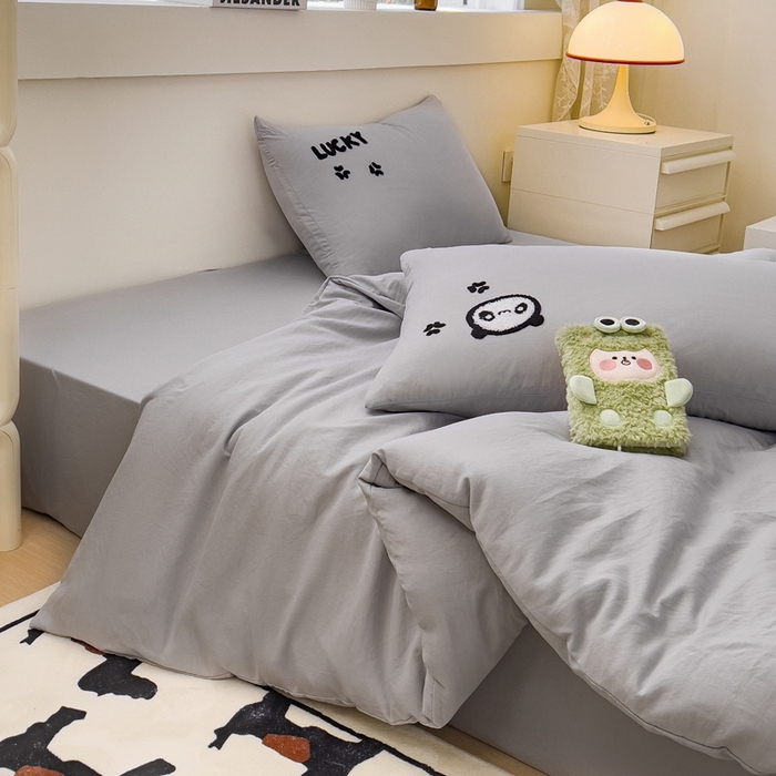 91家纺网 家纺一手货源 找家纺 梦嘉居 2024新款直播热款A类ins风多巴胺色超柔亲肤磨毛纯色水洗棉毛巾绣套件-四件套 幸运熊猫-太空灰