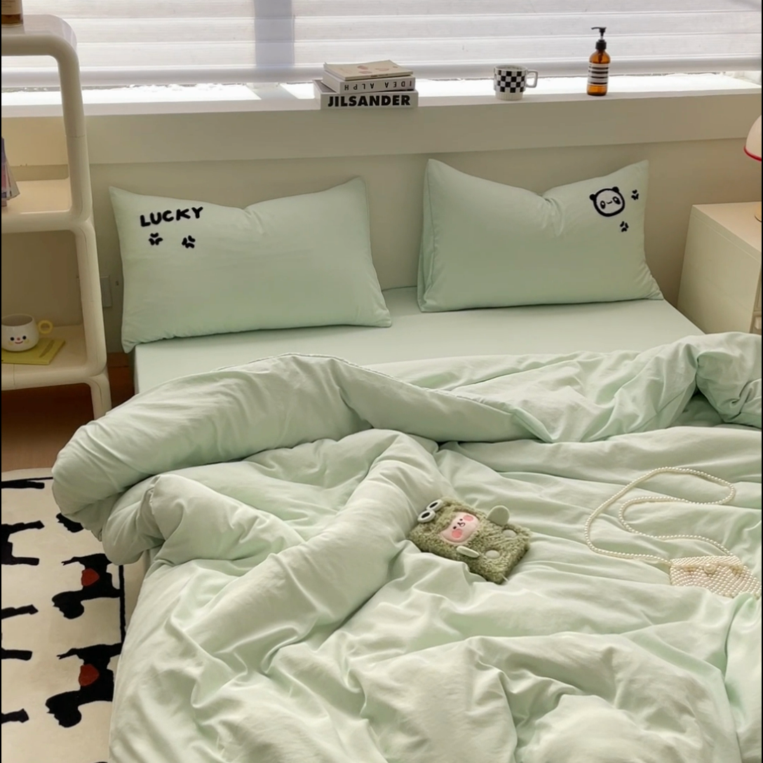91家纺网 家纺一手货源 找家纺 梦嘉居 2024新款直播热款A类ins风多巴胺色超柔亲肤磨毛纯色水洗棉毛巾绣套件-单床笠 幸运熊猫-清新绿