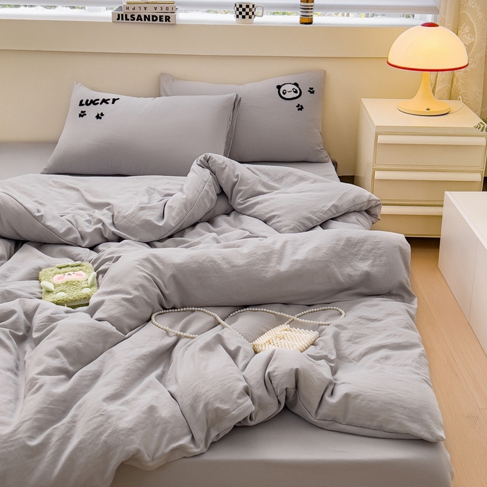 91家纺网 家纺一手货源 找家纺 梦嘉居 2024新款直播热款A类ins风多巴胺色超柔亲肤磨毛纯色水洗棉毛巾绣套件-四件套 幸运熊猫-太空灰