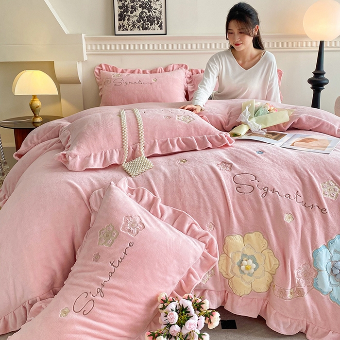 91家纺网 家纺一手货源 找家纺 可以家居 2024新款高克重全消光绣花四件套-潘多拉 公主粉