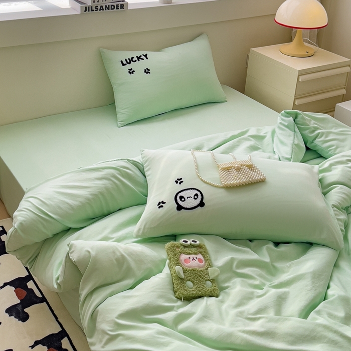 91家纺网 家纺一手货源 找家纺 梦嘉居 2024新款直播热款A类ins风多巴胺色超柔亲肤磨毛纯色水洗棉毛巾绣套件-单床笠 幸运熊猫-清新绿