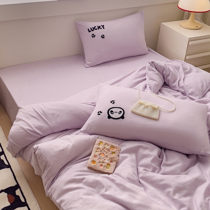 91家纺网 家纺一手货源 找家纺 梦嘉居 2024新款直播热款A类ins风多巴胺色超柔亲肤磨毛纯色水洗棉毛巾绣套件-单床笠 幸运熊猫-水仙紫