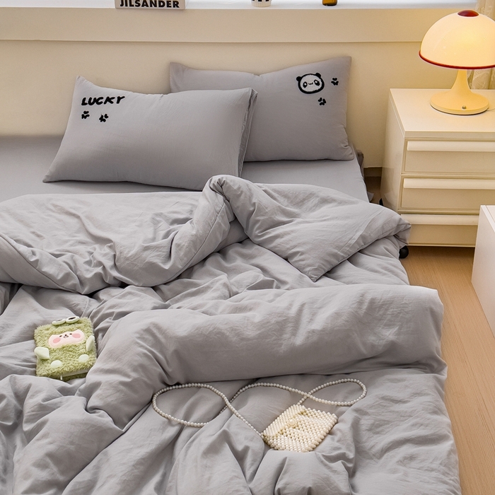 91家纺网 家纺一手货源 找家纺 梦嘉居 2024新款直播热款A类ins风多巴胺色超柔亲肤磨毛纯色水洗棉毛巾绣套件-单床笠 幸运熊猫-太空灰