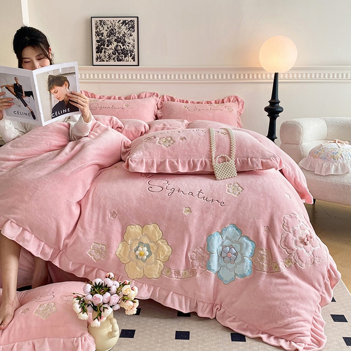 91家纺网 家纺一手货源 找家纺 可以家居 2024新款高克重全消光绣花四件套-潘多拉 公主粉