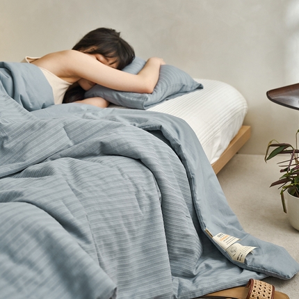 91家纺网 家纺一手货源 找家纺 莱宁被业 2024新款A类全棉提花双麻花夏被 耀蓝