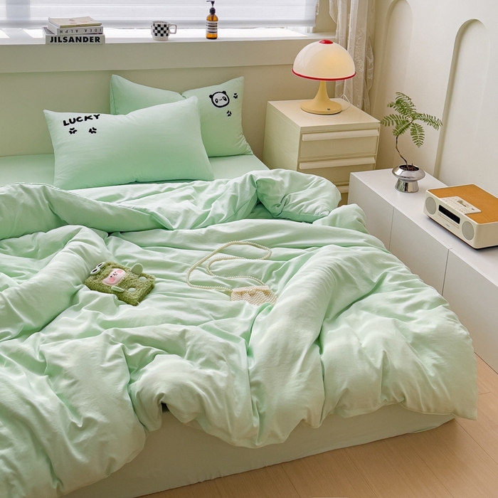 91家纺网 家纺一手货源 找家纺 梦嘉居 2024新款直播热款A类ins风多巴胺色超柔亲肤磨毛纯色水洗棉毛巾绣套件-单床笠 幸运熊猫-清新绿