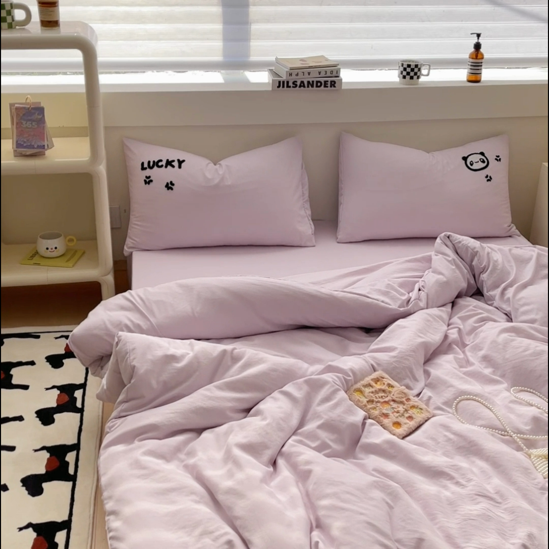 91家纺网 家纺一手货源 找家纺 梦嘉居 2024新款直播热款A类ins风多巴胺色超柔亲肤磨毛纯色水洗棉毛巾绣套件-单床笠 幸运熊猫-水仙紫