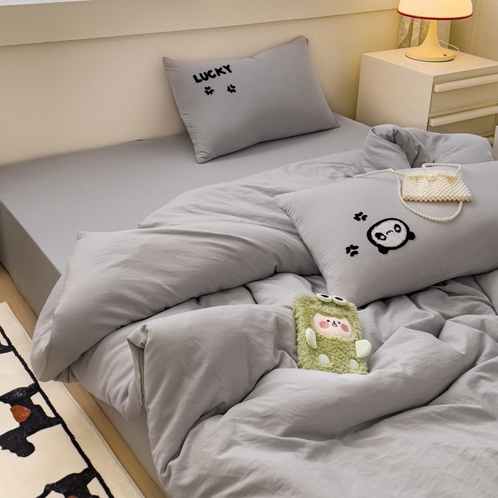 91家纺网 家纺一手货源 找家纺 梦嘉居 2024新款直播热款A类ins风多巴胺色超柔亲肤磨毛纯色水洗棉毛巾绣套件-四件套 幸运熊猫-太空灰