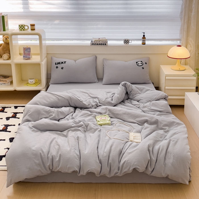 91家纺网 家纺一手货源 找家纺 梦嘉居 2024新款直播热款A类ins风多巴胺色超柔亲肤磨毛纯色水洗棉毛巾绣套件-四件套 幸运熊猫-太空灰