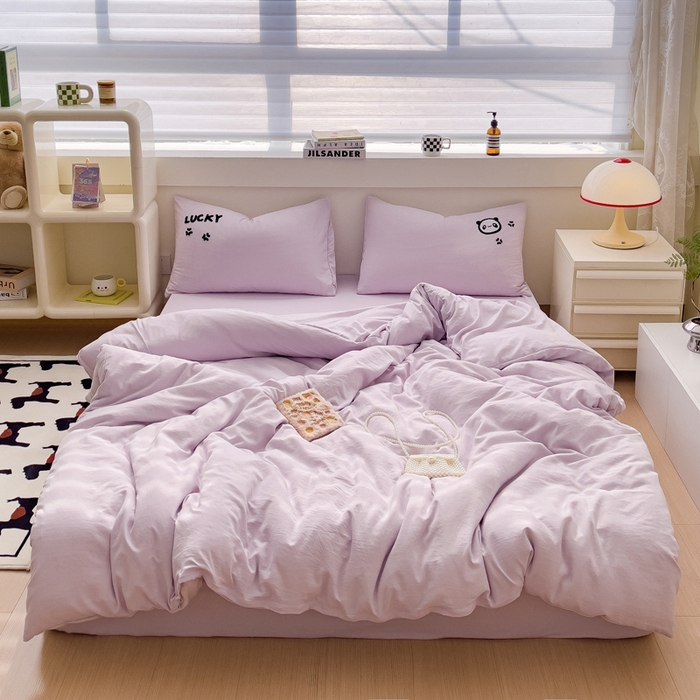 91家纺网 家纺一手货源 找家纺 梦嘉居 2024新款直播热款A类ins风多巴胺色超柔亲肤磨毛纯色水洗棉毛巾绣套件-单床笠 幸运熊猫-水仙紫