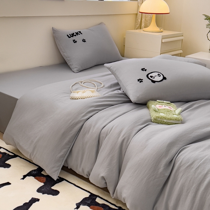 91家纺网 家纺一手货源 找家纺 梦嘉居 2024新款直播热款A类ins风多巴胺色超柔亲肤磨毛纯色水洗棉毛巾绣套件-单床笠 幸运熊猫-太空灰