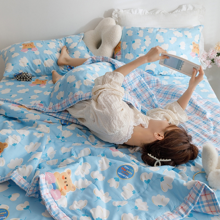 91家纺网 家纺一手货源 找家纺 莱宁被业 2024新款全棉宽幅喷气印花夏被 彩虹云朵