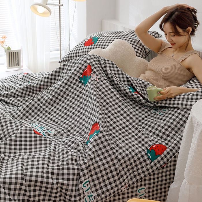 91家纺网 家纺一手货源 找家纺 莱宁被业 2024新款全棉宽幅喷气印花夏被 草莓兔