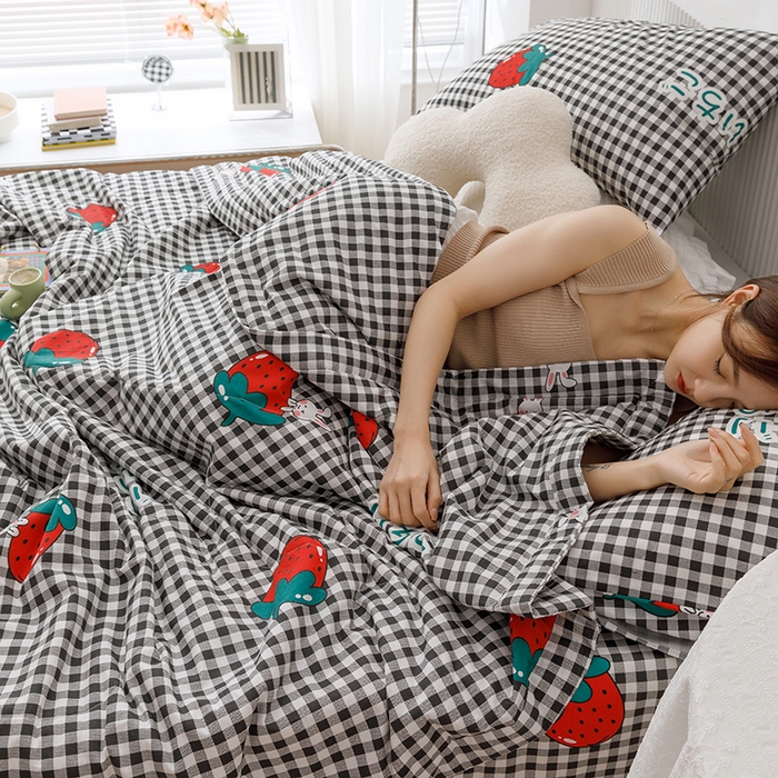 91家纺网 家纺一手货源 找家纺 莱宁被业 2024新款全棉宽幅喷气印花夏被 草莓兔